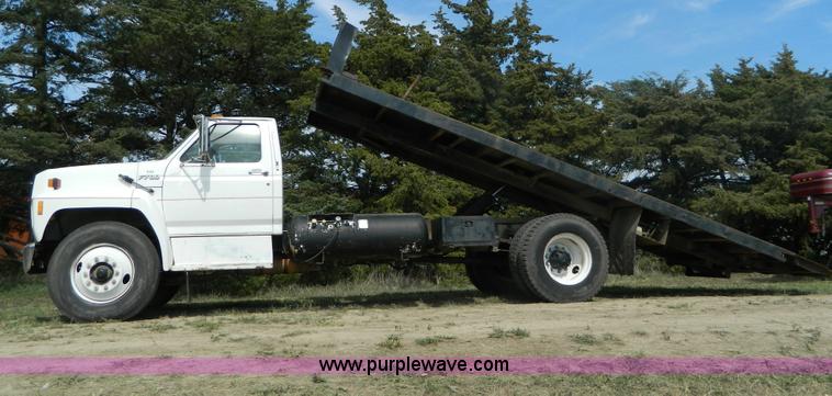 image for item B3894 1994 Ford F700 flatbed truck