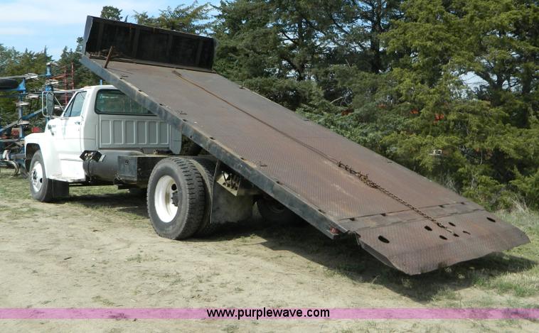image for item B3894 1994 Ford F700 flatbed truck