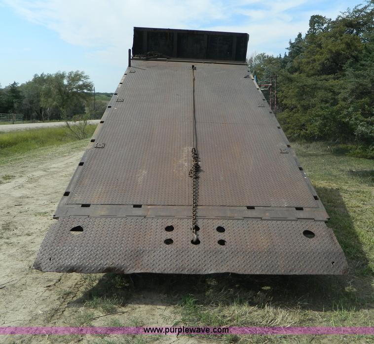 image for item B3894 1994 Ford F700 flatbed truck