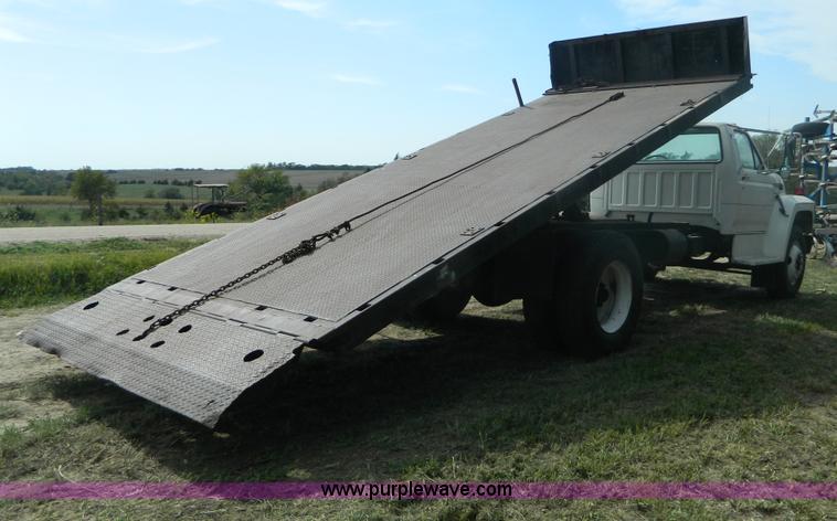 image for item B3894 1994 Ford F700 flatbed truck