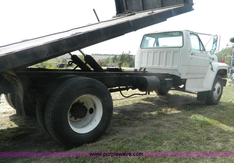 image for item B3894 1994 Ford F700 flatbed truck