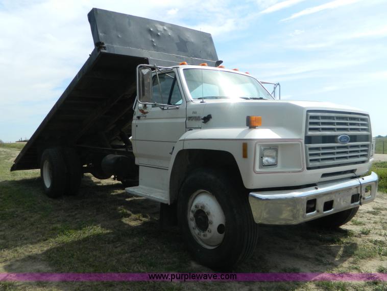 image for item B3894 1994 Ford F700 flatbed truck