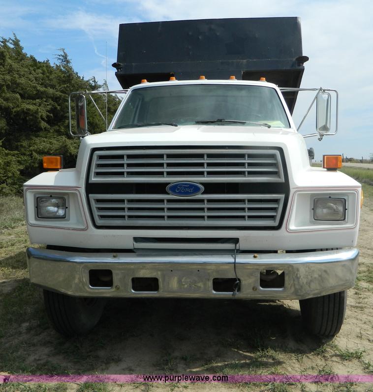 image for item B3894 1994 Ford F700 flatbed truck