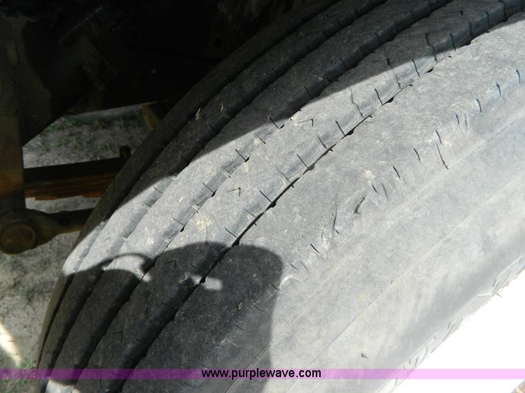 image for item B3894 1994 Ford F700 flatbed truck