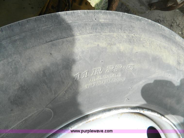 image for item B3894 1994 Ford F700 flatbed truck