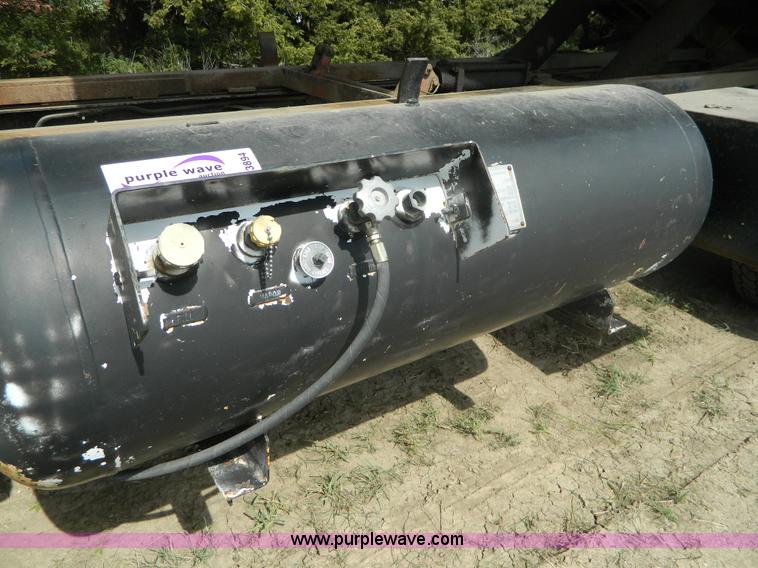 image for item B3894 1994 Ford F700 flatbed truck