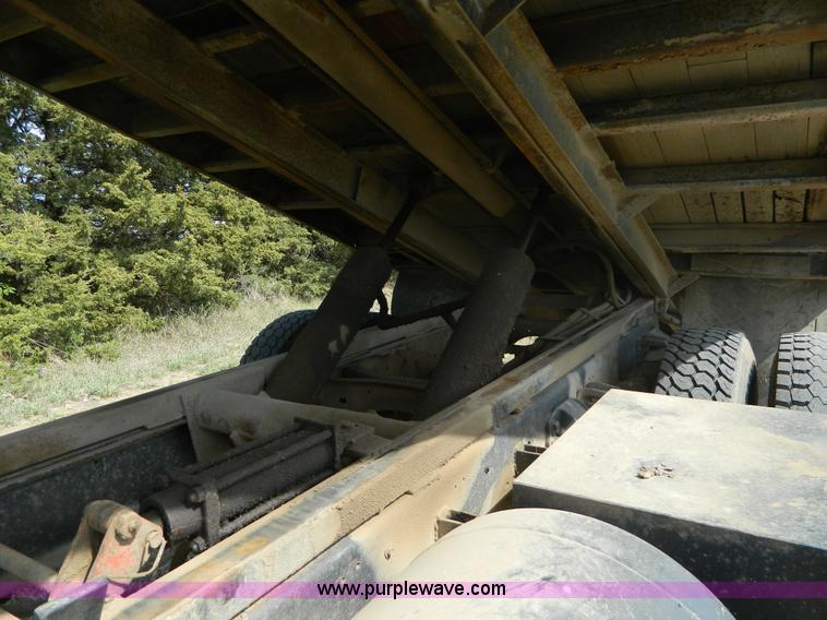 image for item B3894 1994 Ford F700 flatbed truck