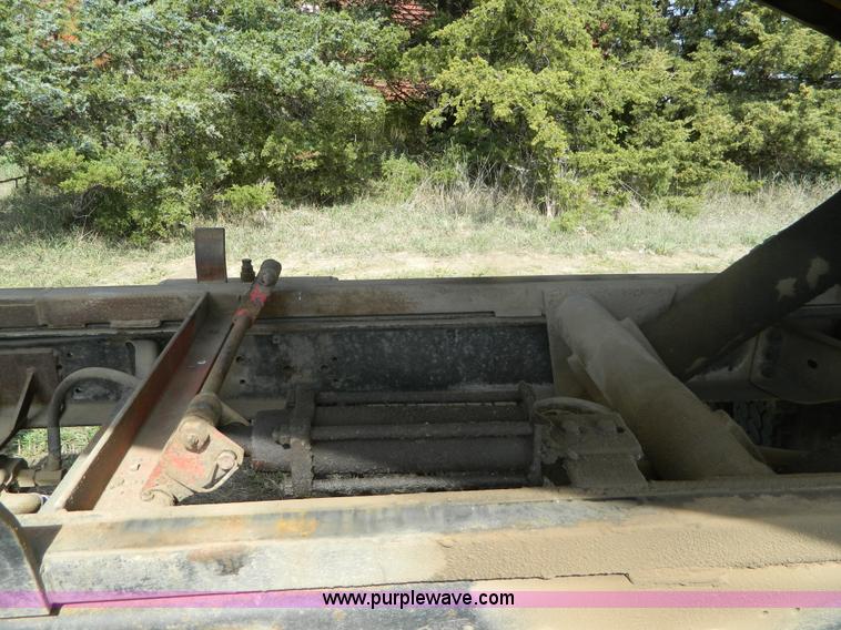 image for item B3894 1994 Ford F700 flatbed truck