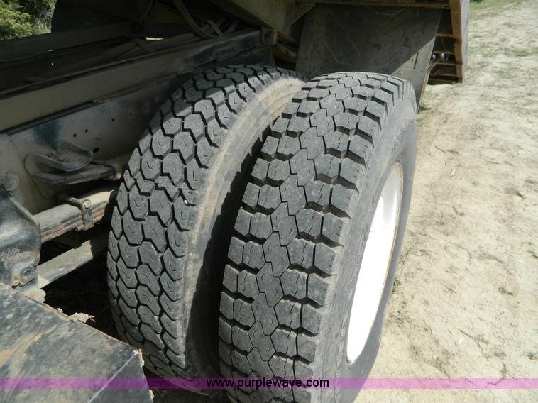 image for item B3894 1994 Ford F700 flatbed truck