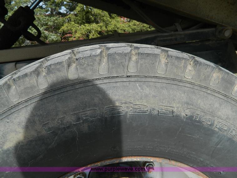 image for item B3894 1994 Ford F700 flatbed truck