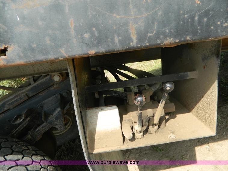 image for item B3894 1994 Ford F700 flatbed truck