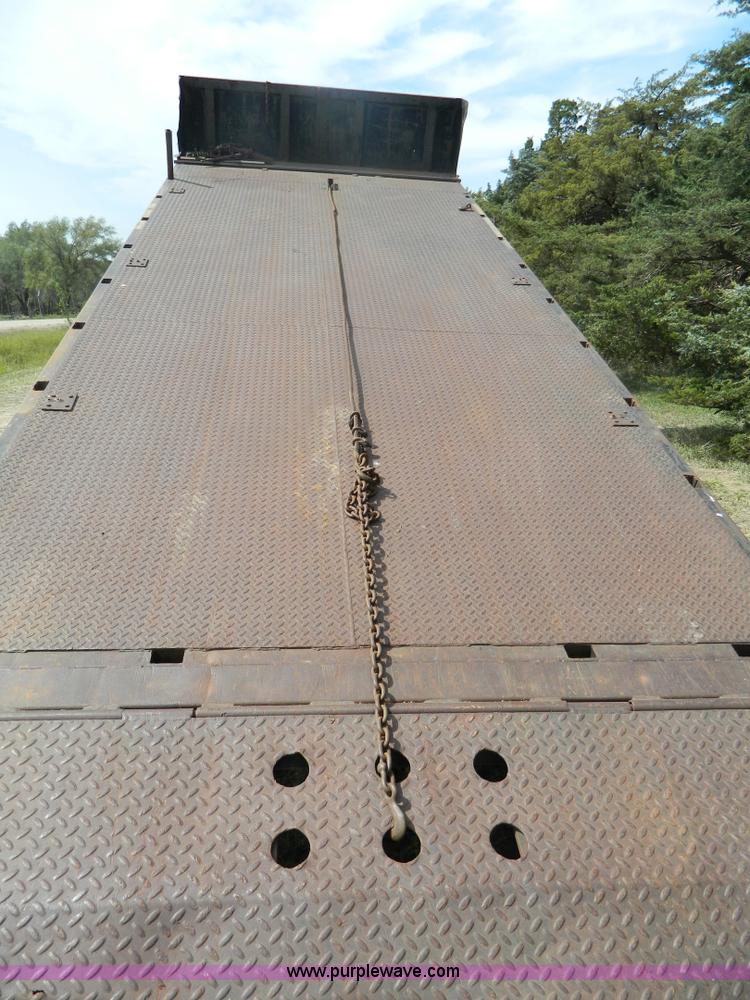 image for item B3894 1994 Ford F700 flatbed truck