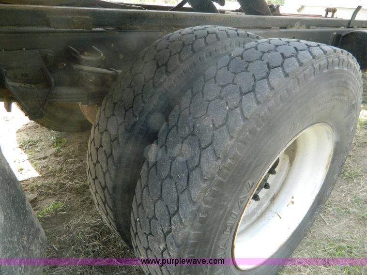 image for item B3894 1994 Ford F700 flatbed truck