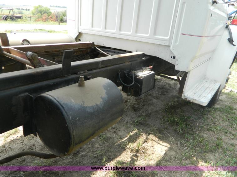 image for item B3894 1994 Ford F700 flatbed truck