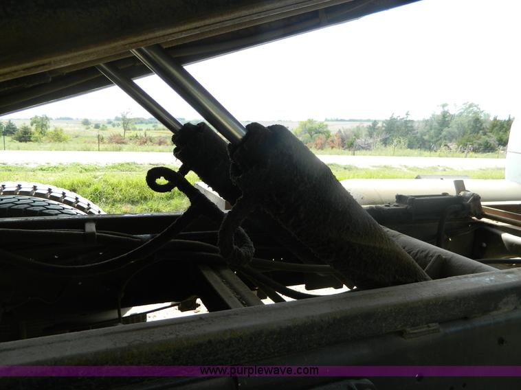 image for item B3894 1994 Ford F700 flatbed truck