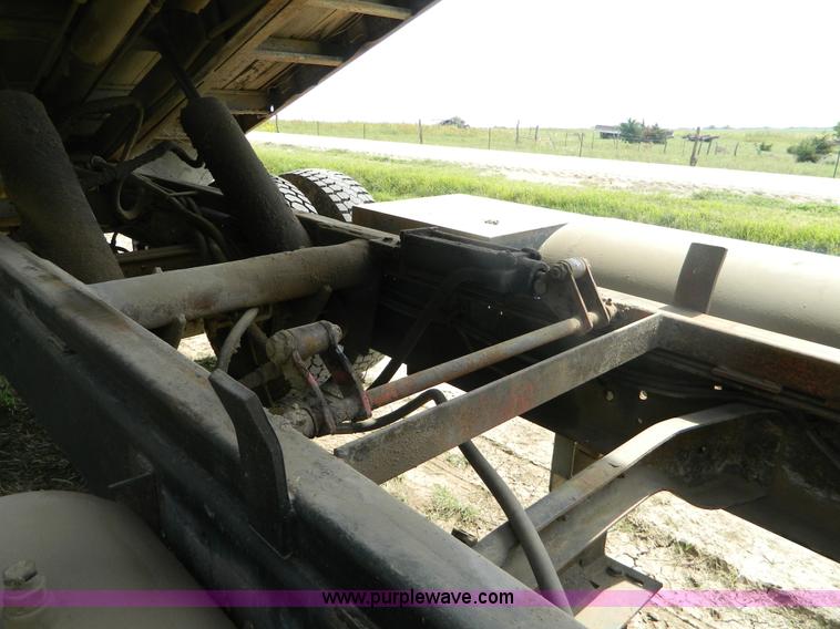 image for item B3894 1994 Ford F700 flatbed truck