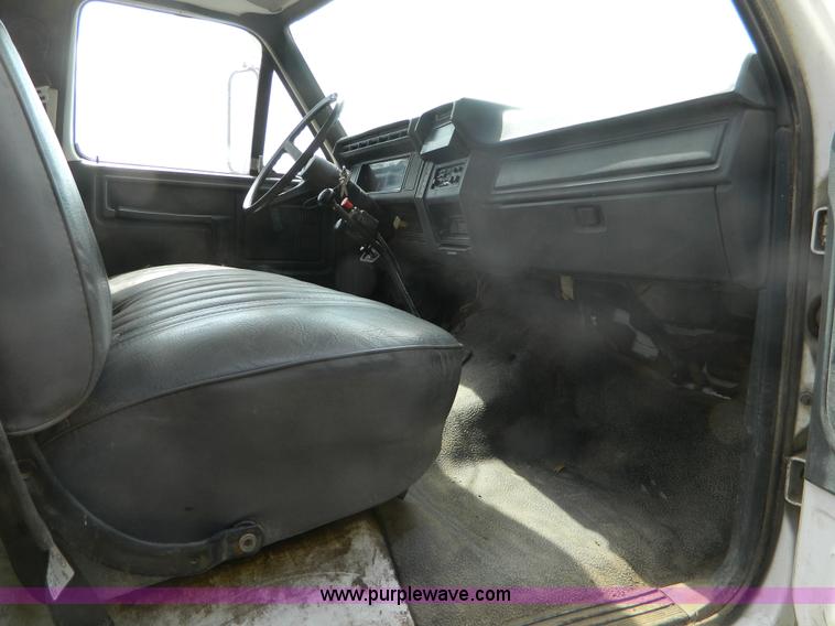 image for item B3894 1994 Ford F700 flatbed truck