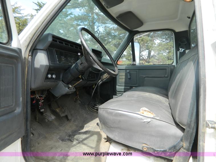 image for item B3894 1994 Ford F700 flatbed truck