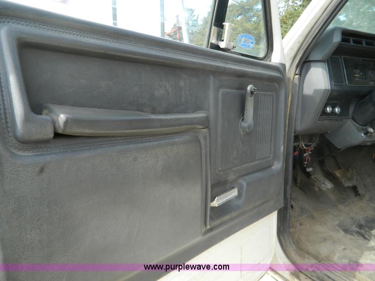 image for item B3894 1994 Ford F700 flatbed truck