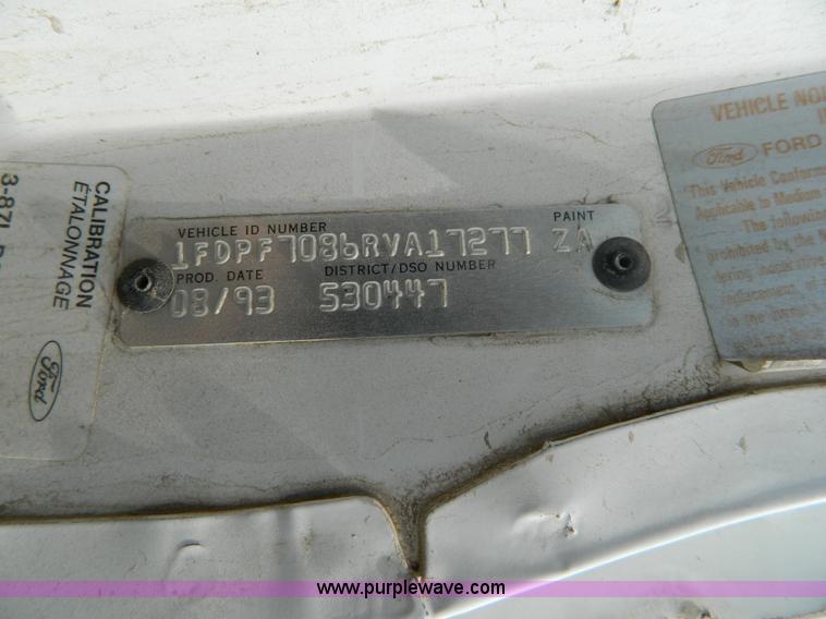 image for item B3894 1994 Ford F700 flatbed truck