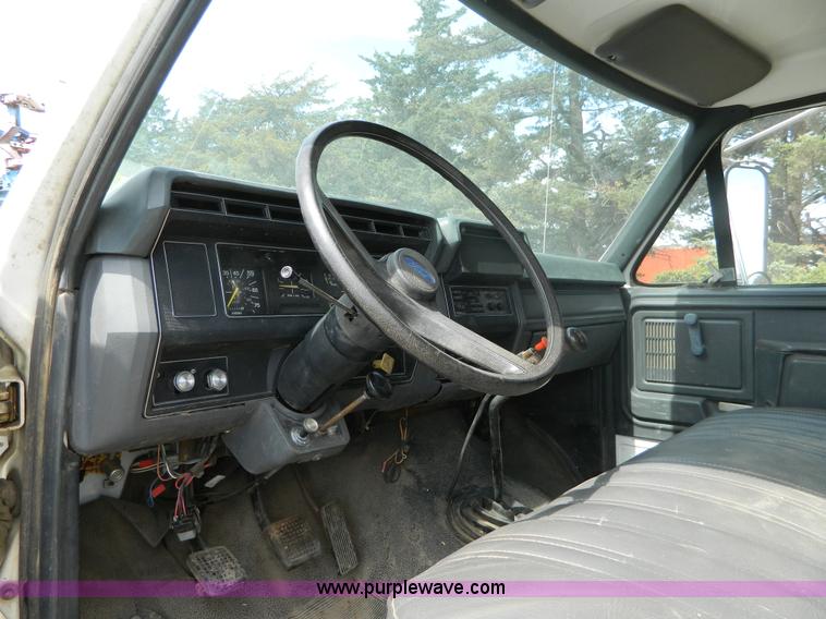 image for item B3894 1994 Ford F700 flatbed truck