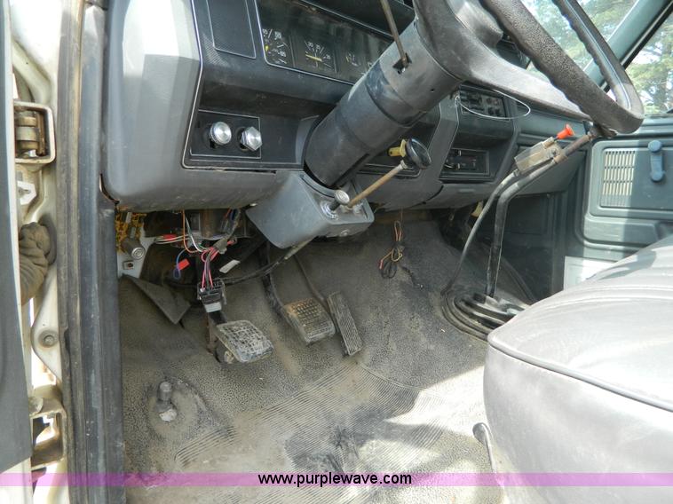 image for item B3894 1994 Ford F700 flatbed truck