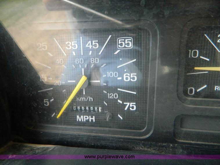 image for item B3894 1994 Ford F700 flatbed truck