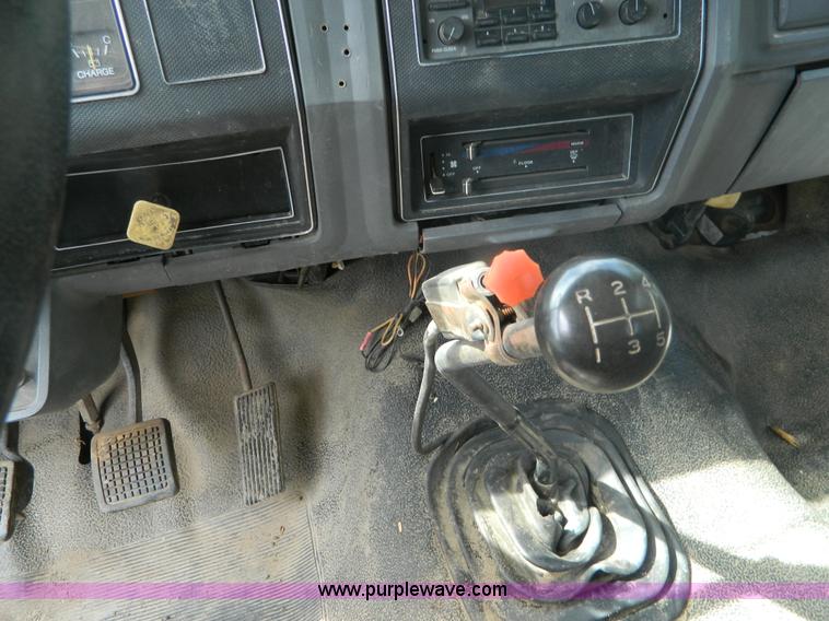 image for item B3894 1994 Ford F700 flatbed truck