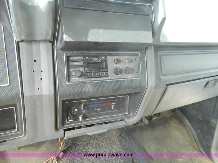 image for item B3894 1994 Ford F700 flatbed truck