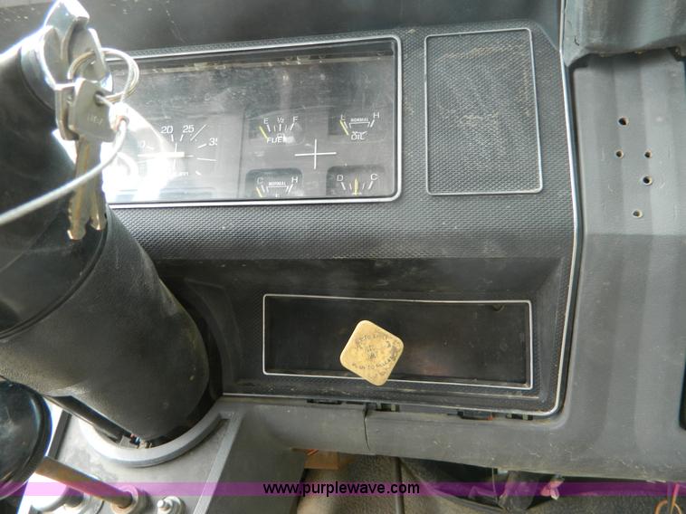 image for item B3894 1994 Ford F700 flatbed truck