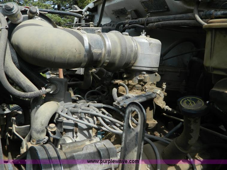 image for item B3894 1994 Ford F700 flatbed truck