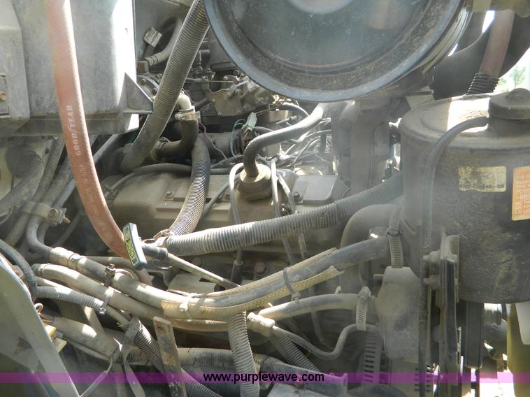 image for item B3894 1994 Ford F700 flatbed truck