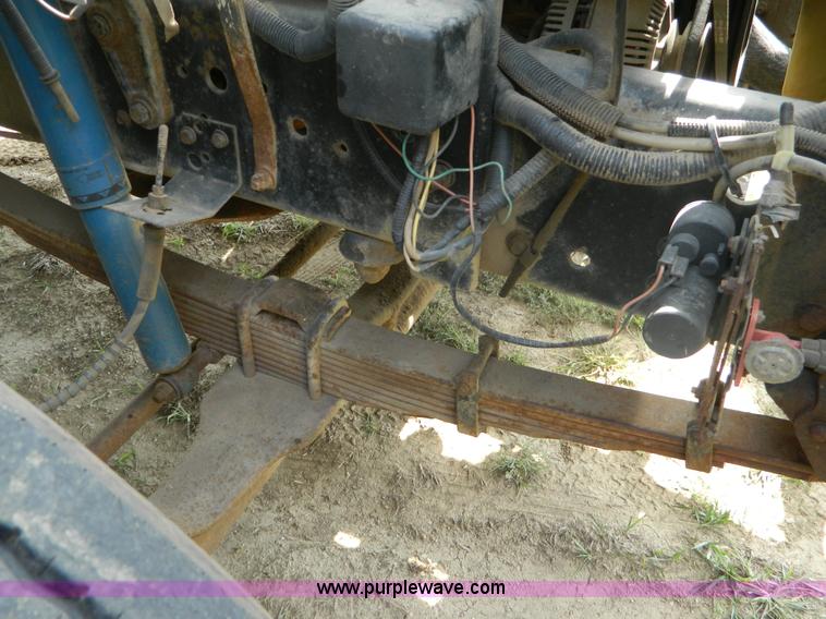 image for item B3894 1994 Ford F700 flatbed truck