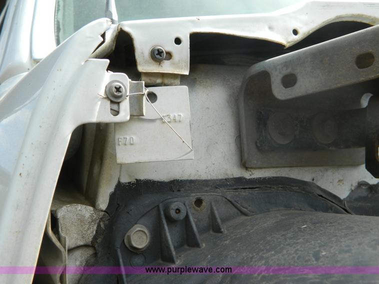 image for item B3894 1994 Ford F700 flatbed truck