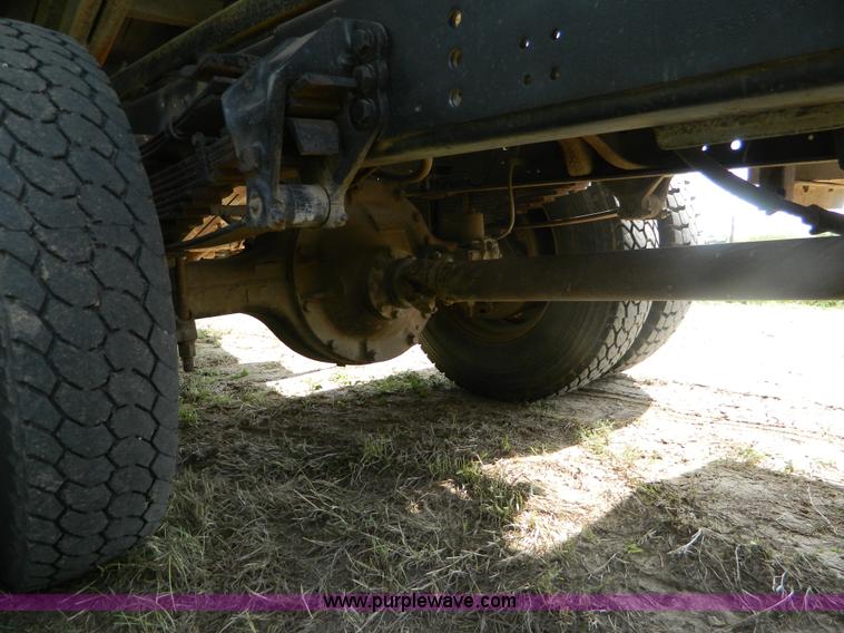 image for item B3894 1994 Ford F700 flatbed truck