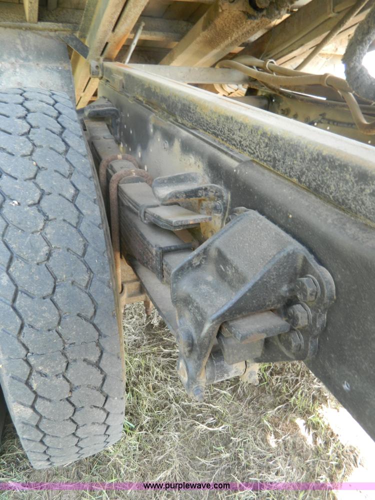 image for item B3894 1994 Ford F700 flatbed truck