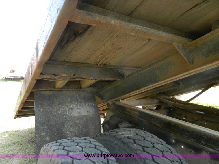 image for item B3894 1994 Ford F700 flatbed truck