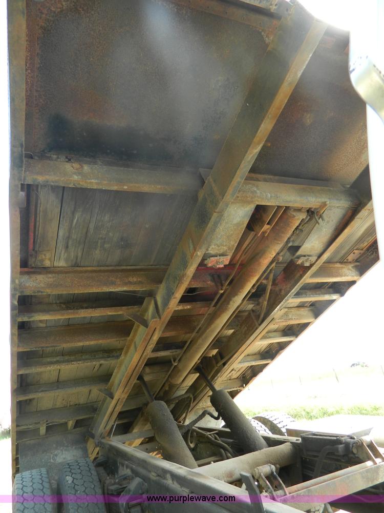 image for item B3894 1994 Ford F700 flatbed truck