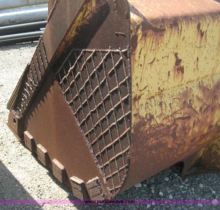 image for item B8007 Caterpillar loader bucket