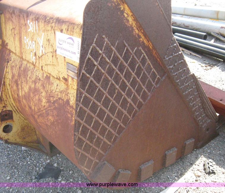 image for item B8007 Caterpillar loader bucket