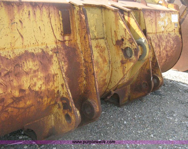 image for item B8007 Caterpillar loader bucket