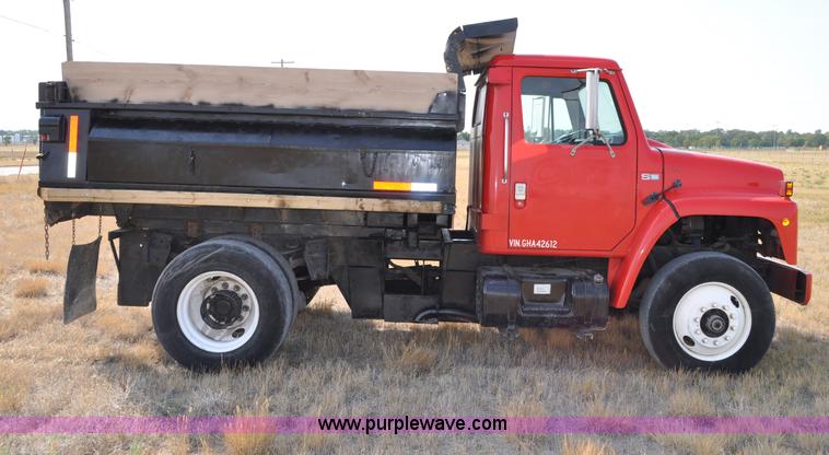 image for item C3019 1986 International S1900 dump truck
