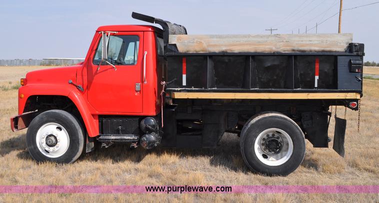image for item C3019 1986 International S1900 dump truck