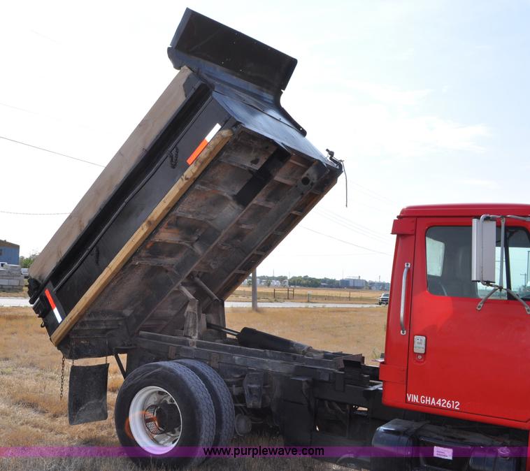 image for item C3019 1986 International S1900 dump truck