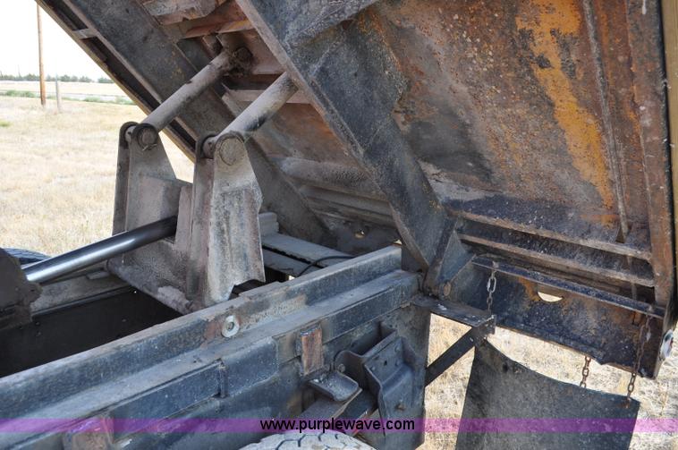 image for item C3019 1986 International S1900 dump truck