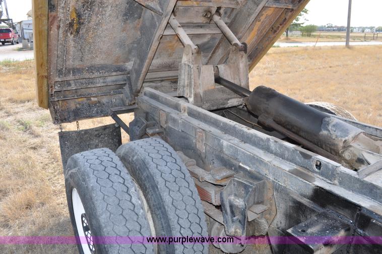 image for item C3019 1986 International S1900 dump truck