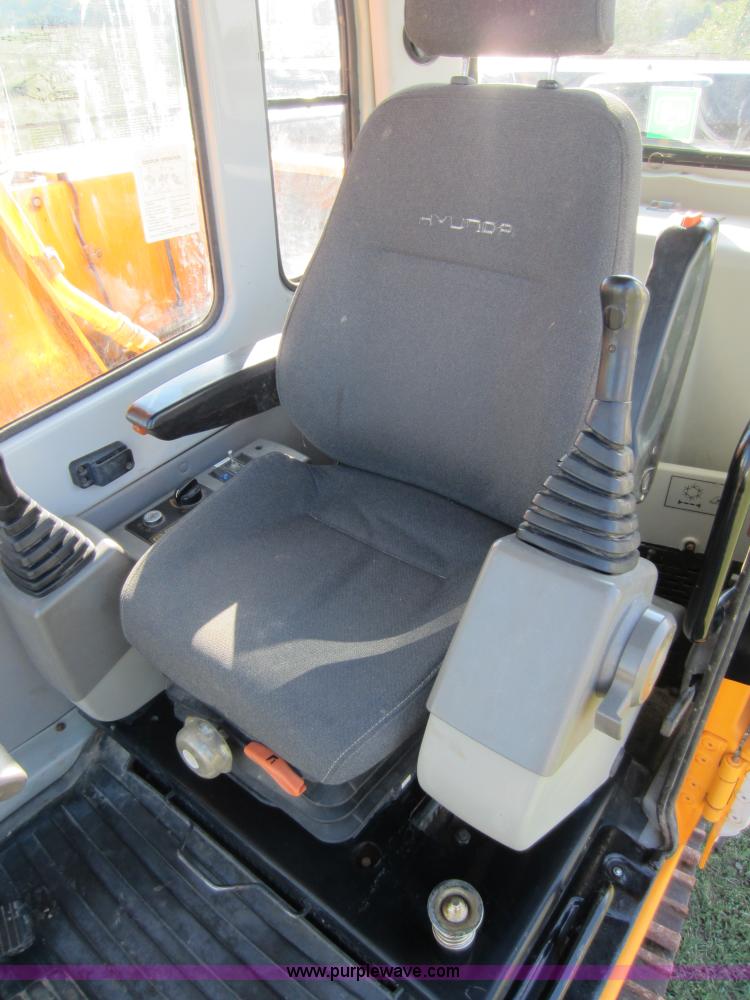 image for item D5661 2004 Hyundai 140LC-7 excavator