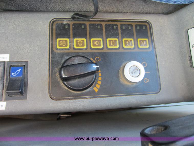 image for item D5661 2004 Hyundai 140LC-7 excavator