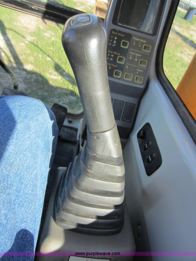 image for item D5661 2004 Hyundai 140LC-7 excavator