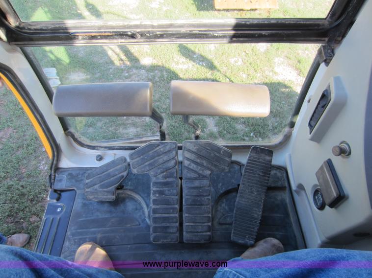 image for item D5661 2004 Hyundai 140LC-7 excavator